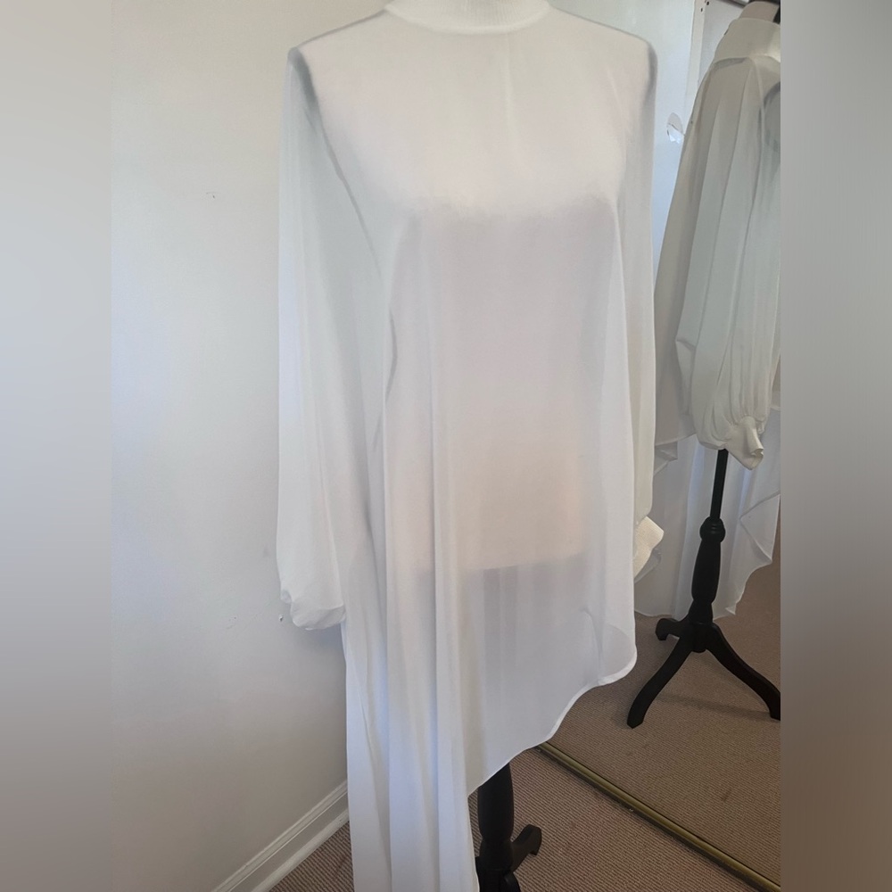 Akira white tunic